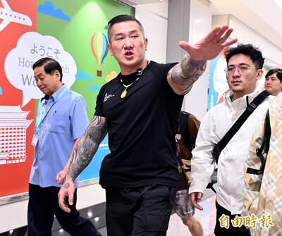 狠勁和髒話全回來啦！館長深夜返台怒吼：民進黨是騙子！