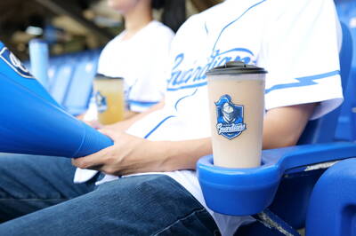 暑假看「富邦悍將」借循環杯 抽「AI女神」李珠珢應援毛巾