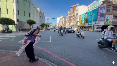 挺罷傅！80歲葉春蓮街頭鞠躬從早站到晚 網淚：怎能不被葉霸感動？