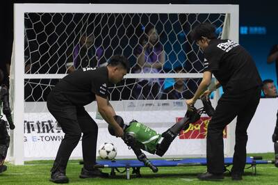 笑翻！中國機器人足球賽狂跌倒  靠真人「擔架抬出場」