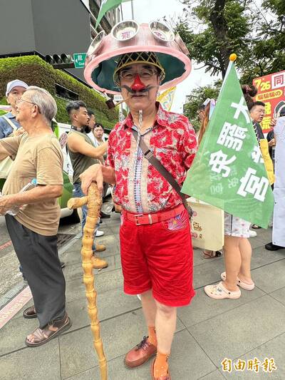 80歲阿伯也怒了!自製吸睛道具現身台中大遊行 「傅崐萁非罷不可」