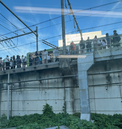 日本山手線列車驚傳起火 乘客走鐵軌逃生
