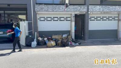 東港千萬孝親宅淪回收垃圾山 昨強制清除今又堆滿