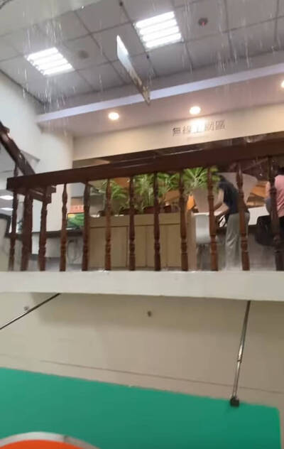 台中大雷雨  西屯圖書館3樓排水孔溢水成「水簾洞」