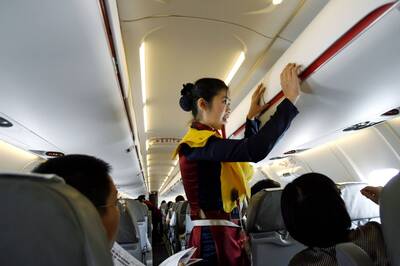 放行李有學問！ 空服員曝置物架「正確使用規則」：沒義務幫忙放