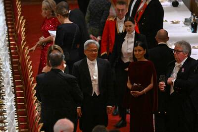 皮衣不見了！黃仁勳「新造型」出席英國國宴 鄰座來頭曝光