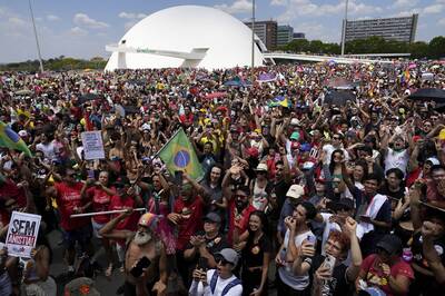 新法案可能赦免巴西前總統波索納洛 數萬民眾上街抗議