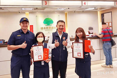 65歲男誤信桃色陷阱「3000萬」險不保  中壢警長赴銀行表揚這2人