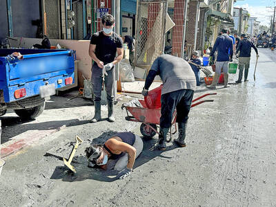 《TAIPEI TIMES》 Taiwanese spend holiday helping typhoon victims