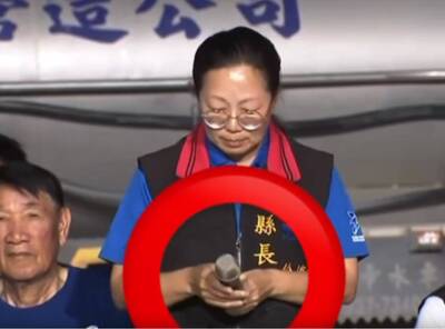 畫面曝光！災民問救災計畫  徐榛蔚「詭異動作」挨酸：好嫻熟