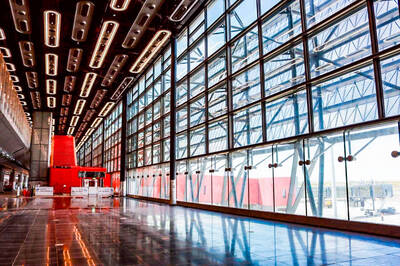 桃機第三航廈北廊廳組裝1488組Halo燈具 集5大功能於一身