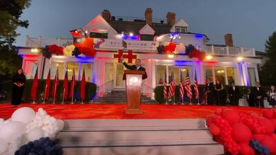 影片曝！俞大㵢美國慶酒會「舉鏟子」致敬志工 現場一片歡呼