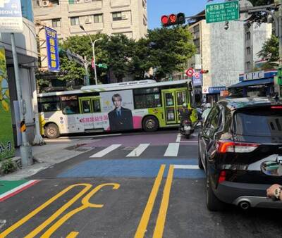 北市馬路增「藍色區塊」保護行人 駕駛違規可重罰3.6萬