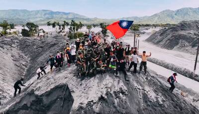 軍民同心！光復鄉土丘上「揮旗賀國慶」熱血合照感動全網