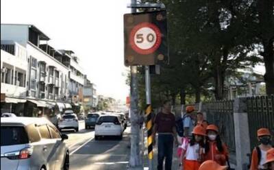 提升交通安全  南投4所國中小學區道路將設智慧路標 提升交通安全  南投4所國中小學區道路將設智慧路標