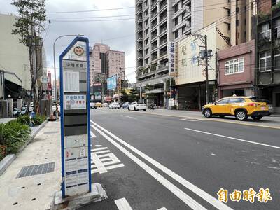 一票人不知道！ 桃園公車站牌隱藏「1實用功能」 秒查餘額幫加值