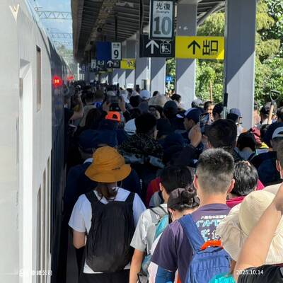 50萬人次鏟子超人進出！台鐵推「光復站紀念小立牌」