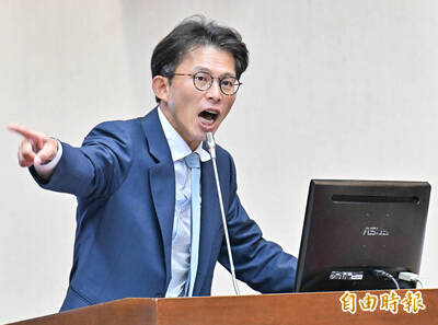 黃國昌質詢喊「這1句」 卓冠廷嚇一跳：以為在偷臭柯文哲