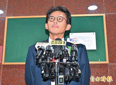 黃國昌受訪罵媒體「討厭有人拿手機對我臉」 《鏡週刊》回應嗆爆