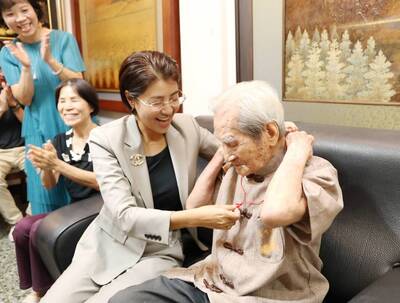 漆藝國寶大師王清霜104歲  南投縣長許淑華親贈萬元禮金 漆藝國寶大師王清霜104歲  南投縣長許淑華親贈萬元禮金