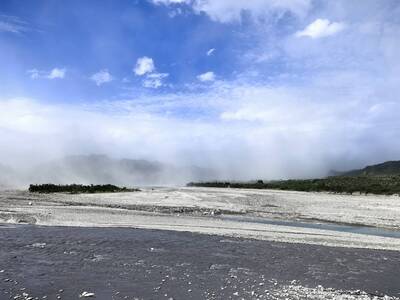 卑南溪大規模揚塵PM10紫爆 大型沙塵暴席捲震撼畫面曝
