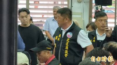 傅崐萁光復重建座談卻不邀災民 議長張峻怒踹桌獲網大讚：超帥！