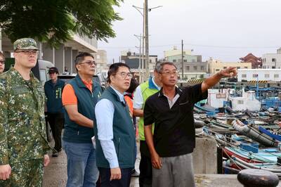 丹娜絲重創七股等沿海區 黃偉哲視察鳳凰防颱工作