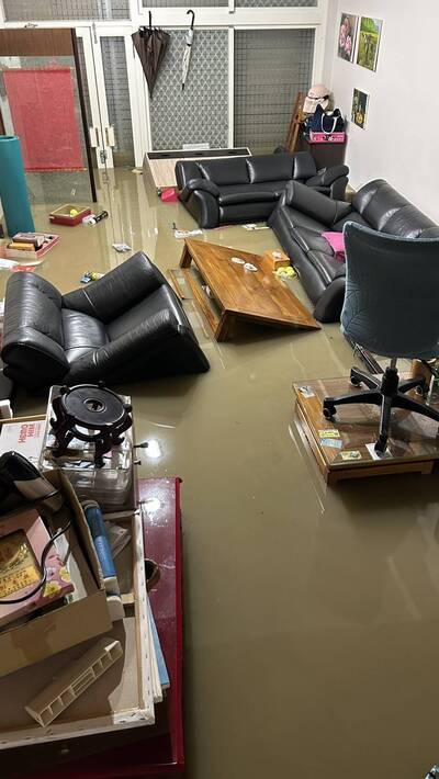 鳳凰颱風狂炸蘇澳！ 氣象粉專小編家「水淹半層樓」：15年前噩夢重演