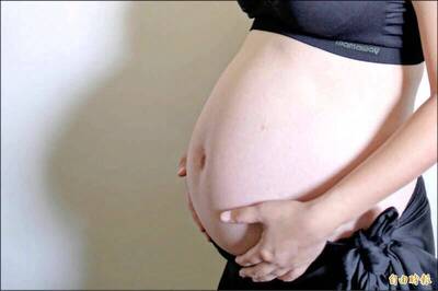 《使女的故事》翻版？ 男同志赴墨西哥代孕「一次迎4寶」遭炎上