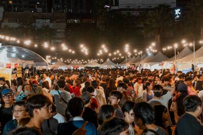 高雄鹹酥雞嘉年華引爆吃雞潮 觀光局︰2天湧逾12萬人