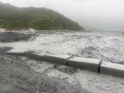 花蓮馬太鞍溪便道趕工 今晨遇溪水暴漲工程團隊急撤退