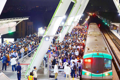 《TAIPEI TIMES》 Twice packs the house for first concert in Taiwan