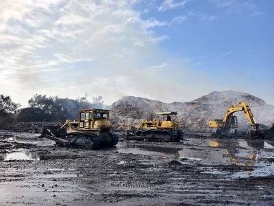 台南烏樹林垃圾山悶燒9天 燃燒區域縮減