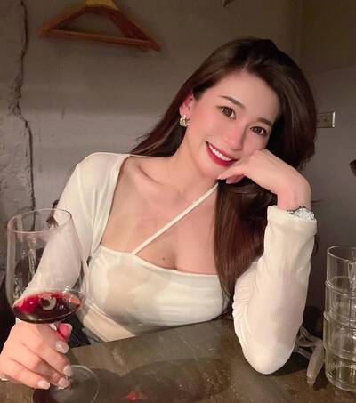 四叉貓指批發淘寶貨「翻4倍賣」民眾黨女神劉芩妤駁：不實指控