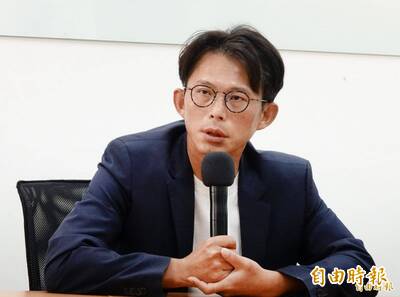 黃國昌批內政部封鎖小紅書 卓冠廷質疑「故意護航詐騙？」