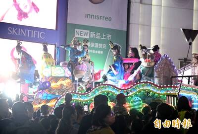 艋舺青山王祭西門町發糖 民眾享受藝閣車「飯撒」熱鬧氛圍