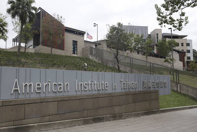 AIT宣布5種簽證社群帳戶納審查機制 謝知橋酸：小草工程師忙著刪文