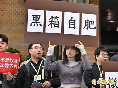 漏網鏡頭》跨黨派國會助理抗議陳玉珍提案 甜美實習生成「嬌點」