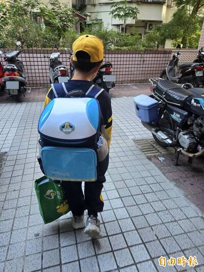 書包減重策略3-2》書包太重家長憂阻礙發育 醫師：影響體態