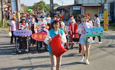 歡慶耶誕！新埤老幼共融傳三好 興中雙語美展綻畫意