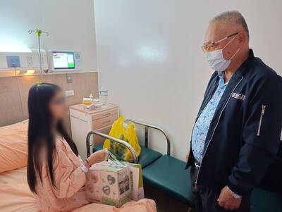 郵局變產房！孕婦羊水破了急產 民眾大廳築人牆20分鐘接生男嬰