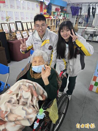 彰化竹塘國中青銀共學超暖心！長輩用平板玩遊戲超開心