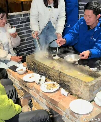 噁!中國推出豬食槽造型火鍋 老闆宣稱:豬沒用過 噁!中國推出豬食槽造型火鍋 老闆宣稱:豬沒用過