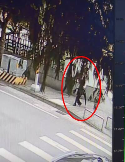 桃園爆隨機攻擊學生！國小女走出校門遭女子鎖喉、拖行