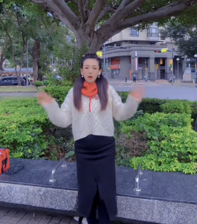 被趕回中國後狂吃台灣豆腐！中配恩綺當街遭公安帶走 直播中嚇哭...