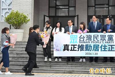 漏網鏡頭》「2年條款」黃國昌忙拍畢業照 助理獻花被嫌太小