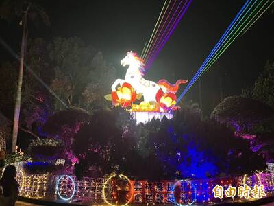 虎尾燈會萌翻！甜甜圈虎、搖搖馬 大人小孩都搶拍