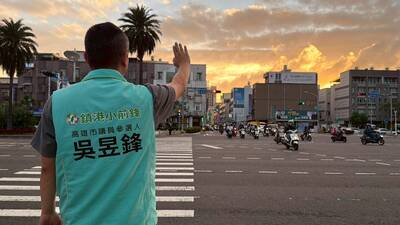 參選市議員背心「撞色」民眾黨？ 高雄綠營新人吳昱鋒澄清