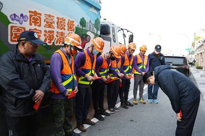年節最忙的一群人 黃偉哲慰勞清潔隊員：謝謝你們