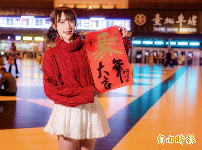 （圖輯）北車捕捉「紅衣耳機妹」神級側顏 網推爆：最美走春範本